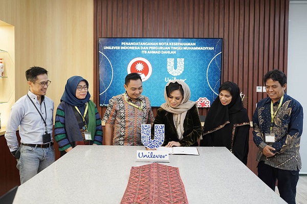 1Perg_Tinggi_Muhammadiyah_ITB_Ahmad_Dahlan_X_Unilever_Indonesia_MoU_Signing_(2).jpg