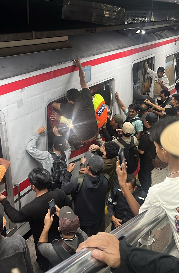 1krl_commuter_line_tabrakan.png