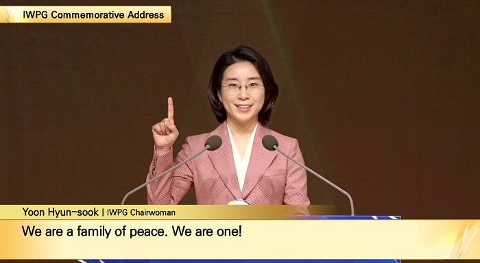 IWPG_Chairwoman_Hyun_Sook_Yoon_Hyun_is_giving_her_commemorative.jpg