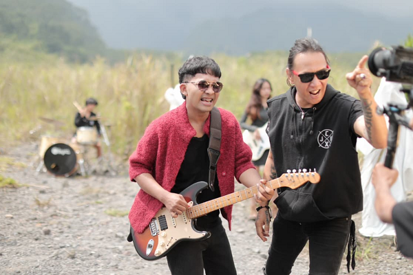 Lagunya Kontroversial, Kini Tanda Seru Gandeng Roy Jeconiah ex Boomerang Rilis Ulang Panitia Akhirat musik.png
