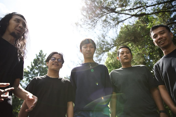 Sadstory on Sunday dan Whitefox masuk Kompilasi legendaris Emo Diaries besutan label Deep Elm whitefox.png