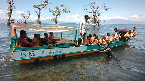Insan Bumi Mandiri dan Rumah Amal Salman Salurkan Perahu Sekolah untuk Anak-Anak Pedalaman NTT