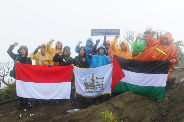 Aqsa Working Group Kibarkan Bendera Indonesia-Palestina di Lima Puncak Gunung
