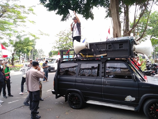  Massa Geruduk PN Jaktim, Orator: Copot Panitera Marlin Simanjuntak