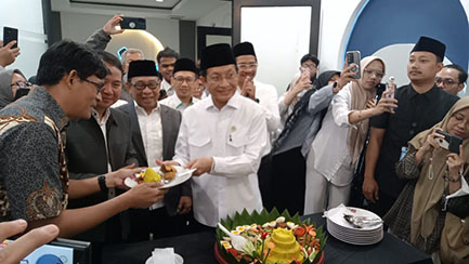 Sukses Mengawal Asta Cita Presiden Prabowo, Menag Hadiahi Wartawan Pressroom
