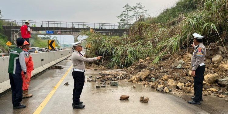 Tol Bocimi KM 72 Longsor, Arus Kendaraan Menuju Jakarta di Alihkan ke GT Cigombong