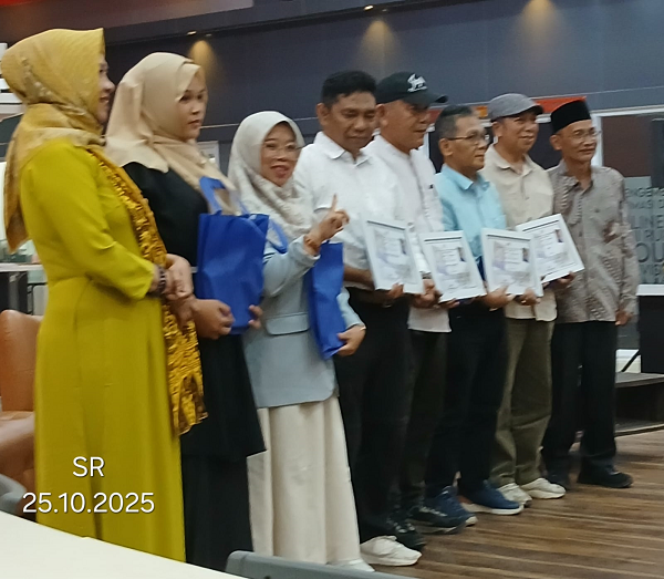 Dua Doktor di Padang Bedah Buku Puisi Dinda, Tahajudmu Yang Menggoda karya Armaidi Tanjung